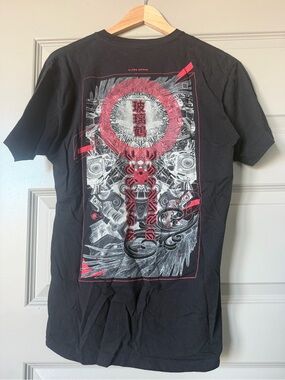 Threyda Glass Crane Tee